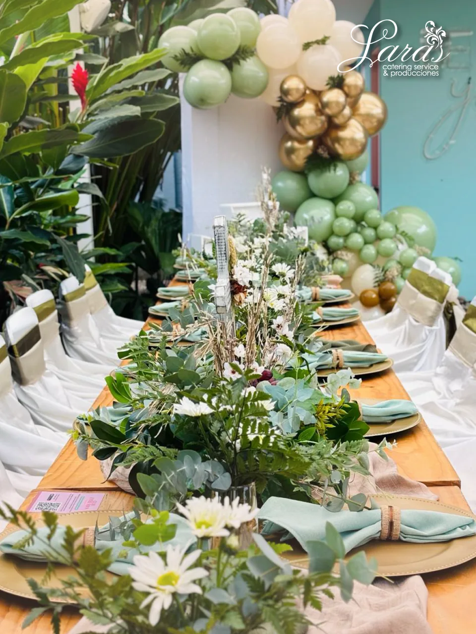 Detalles de mesa Lara’s, flores blancas y cristalería