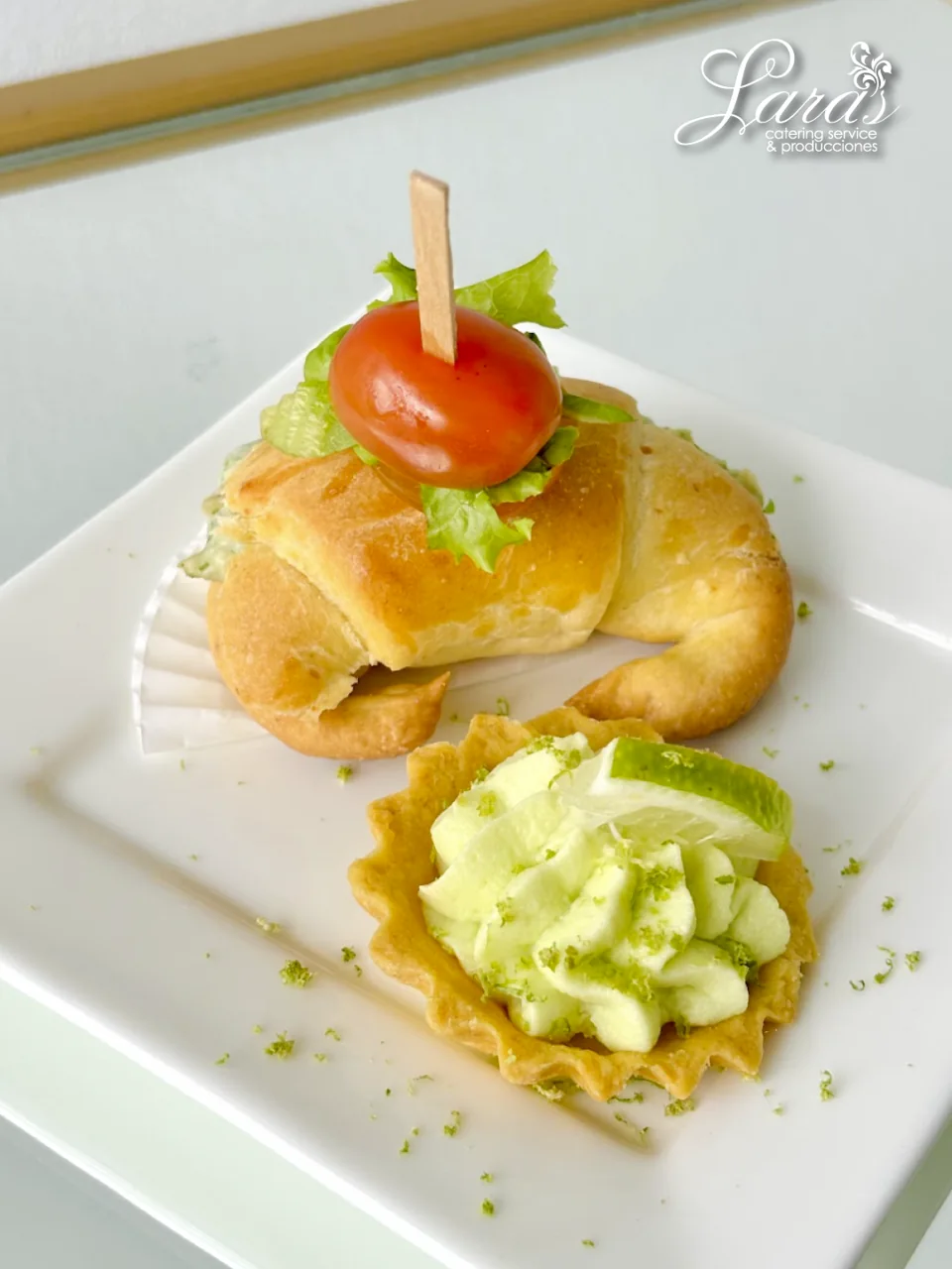 Entrada de catering con aguacate y tomate