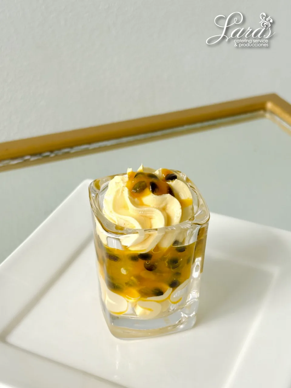Presentación de postre en cristalería