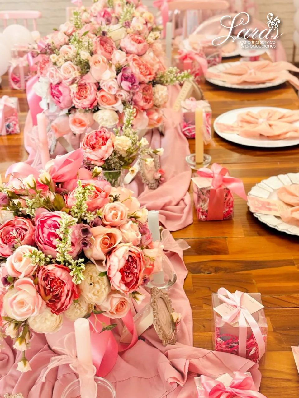 Flores, lazos y tonos rosados se encuentran en una composición romántica. Un estilo de celebración, entre muchas posibilidades.