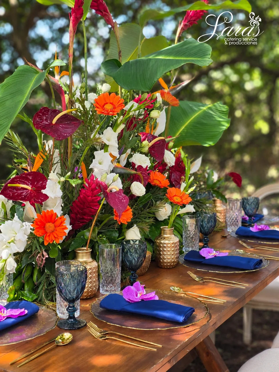 Mesa Lara’s entre flores tropicales, cristalería azul y detalles dorados