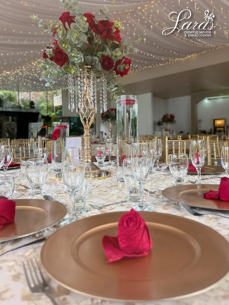 Acentos vino y dorados, flores protagonistas y cristalería delicada. Una mesa con carácter para una celebración especial.
