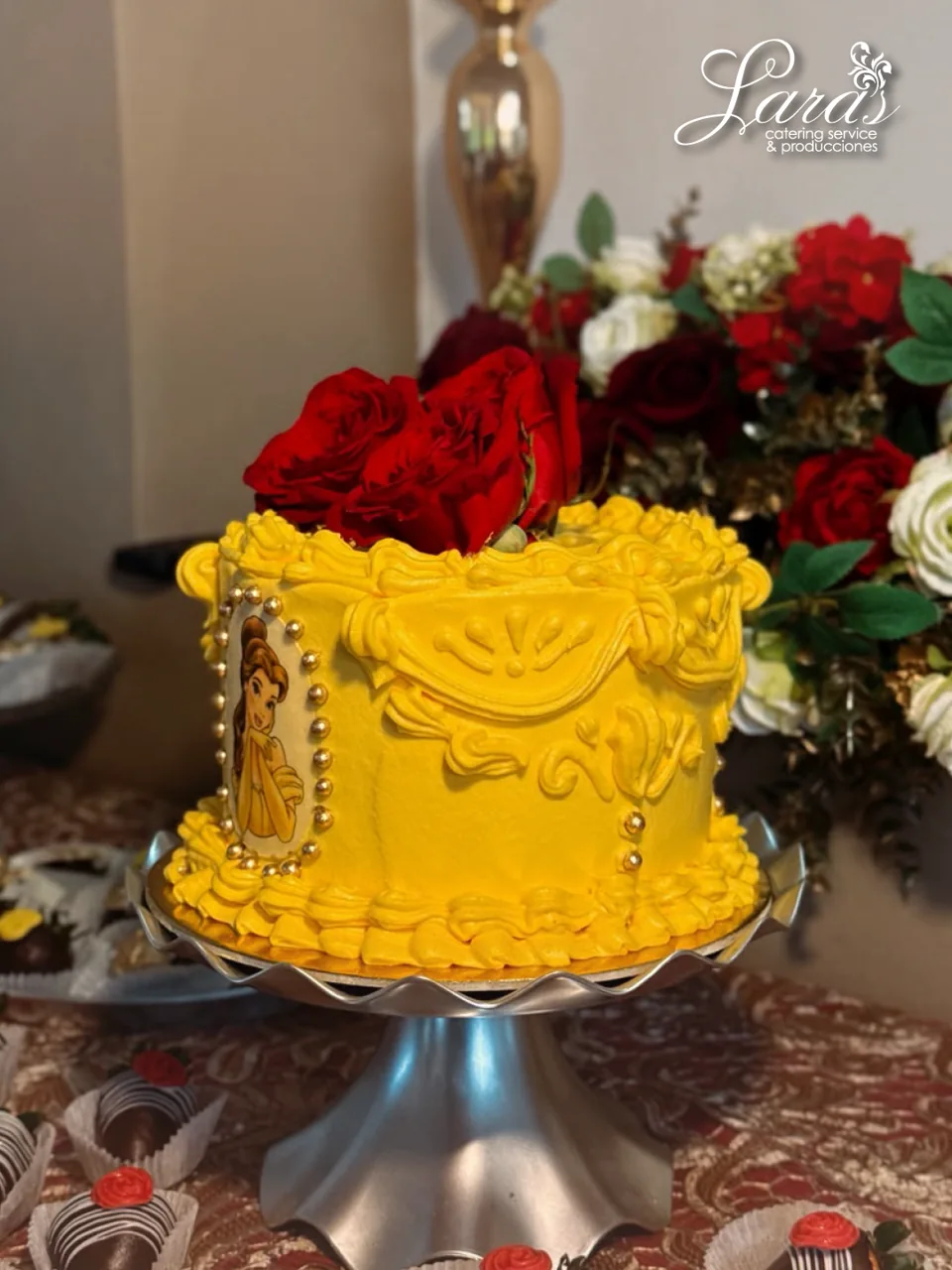 Vino, flores y dorado: flores, vajilla y detalles del montaje, fotografía 4